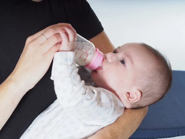 Bébé garçon boire du lait de la bouteille à la maison — Photo