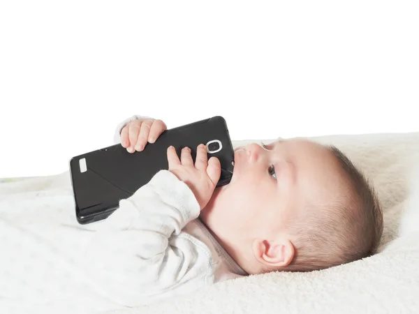Liten pojke håller smartphone isolerade — Stockfoto
