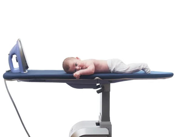 Liten kaukasiska baby boy liggande på Strykningsservice systemet isolerat Stockbild