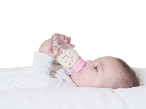 Baby boy dricka mjölk från flaskan isolerade Stockbild