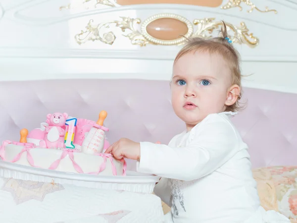 Pequeña niña caucásica en feliz cumpleaños con pastel en casa —  Fotos de Stock