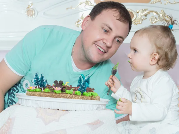 Happy caucasian family father and daughter on the bed at home — Stock Photo, Image