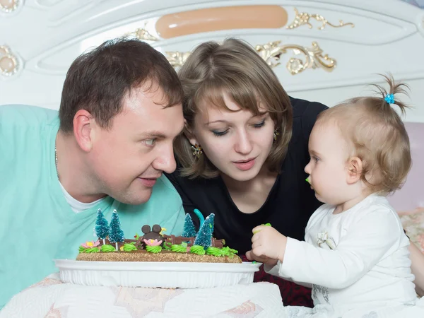 Portrét kavkazské rodiny na všechno nejlepší k narozeninám s dortem — Stock fotografie