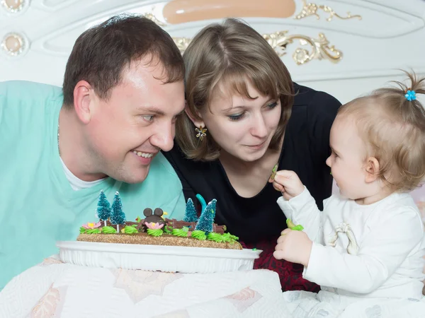 Portrait of caucasian family on happy birthday with cake — Stock Photo, Image