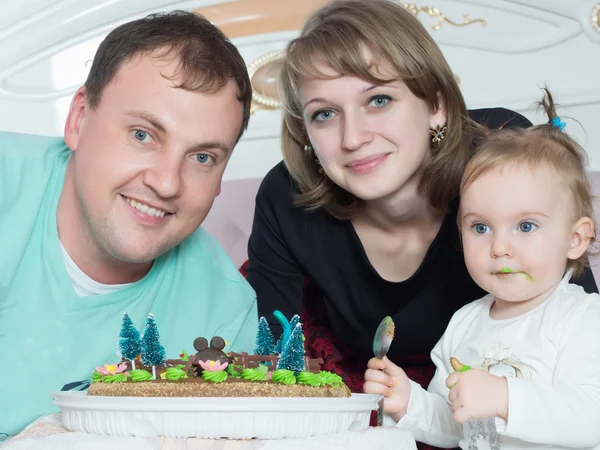 Portrét kavkazské rodiny na všechno nejlepší k narozeninám s dortem — Stock fotografie