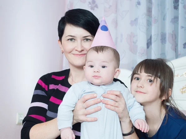 Porträt einer kaukasischen Familie zum Geburtstag — Stockfoto