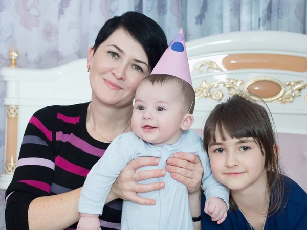 Portrait of caucasian family on happy birthday — Stock Photo, Image