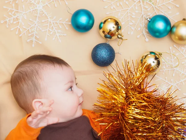 Bebek çocuk Noel dekorasyonu ile yalan — Stok fotoğraf