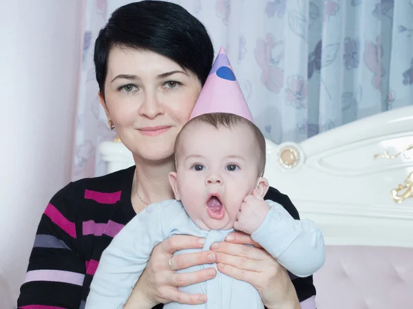 Portrét kavkazské rodiny na všechno nejlepší k narozeninám — Stock fotografie