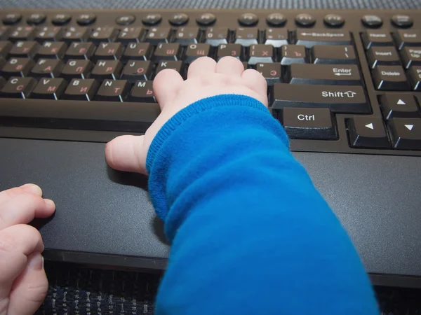 Bébé garçon mains sur le clavier d'ordinateur — Photo