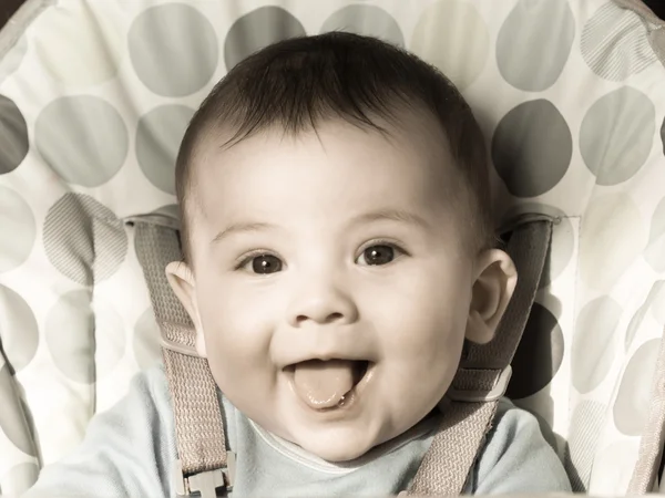 Retrato de un pequeño bebé caucásico sentado en la oreja — Foto de Stock