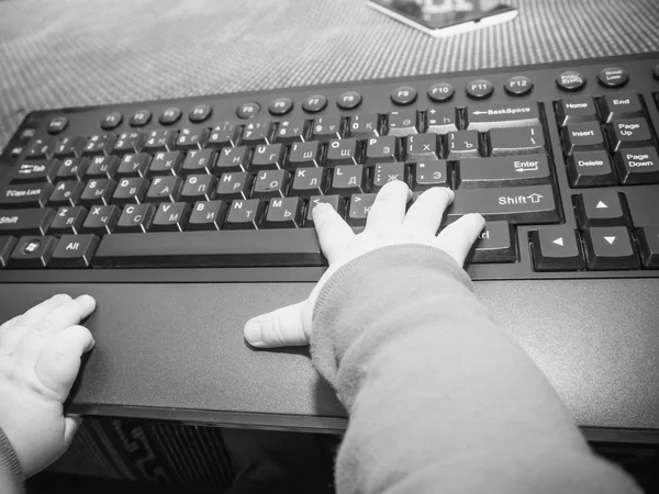 Αγοράκι τα χέρια στο πληκτρολόγιο υπολογιστή — Φωτογραφία Αρχείου