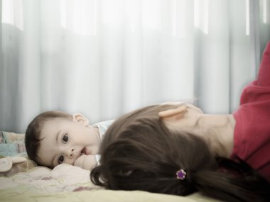 Beyaz çocuklar evde oynarken portresi 