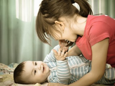 Beyaz çocuklar evde oynarken portresi 