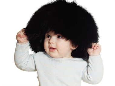 İzole büyük siyah şapkalı beyaz bebek çocuk