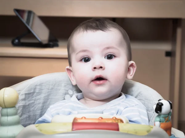 Portrait de bébé garçon caucasien à la maison — Photo