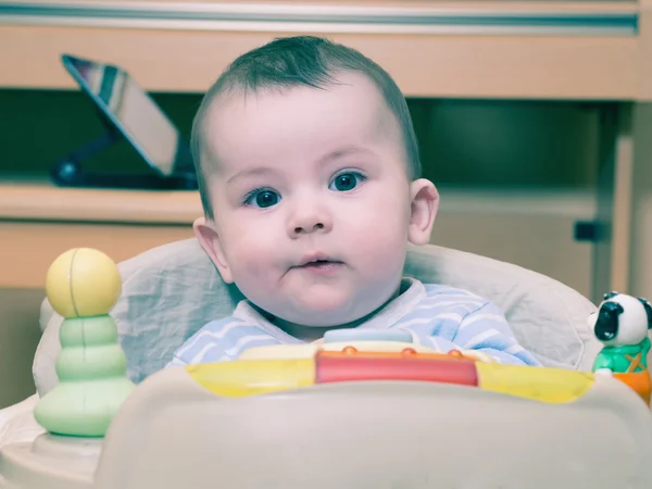 Portrait de bébé garçon caucasien à la maison — Photo