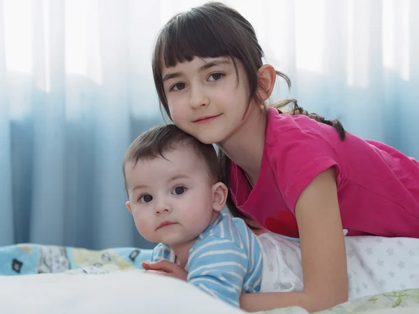 Portrait of caucasian children playing at home — Stock Photo, Image