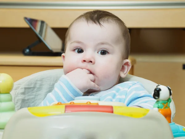 Porträt eines kaukasischen Jungen zu Hause — Stockfoto