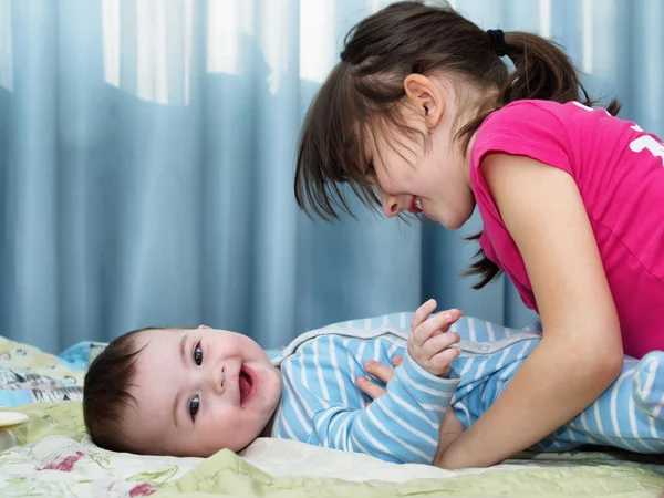 Porträt kaukasischer Kinder, die zu Hause spielen — Stockfoto