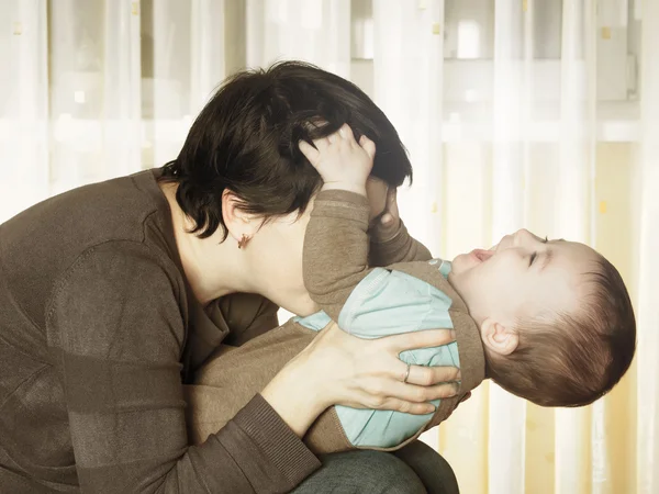 Mãe branca e seu bebê brincando juntos em casa — Fotografia de Stock