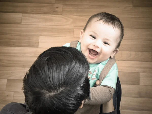 Caucasian mother and her baby playing together at home — Stock Photo, Image