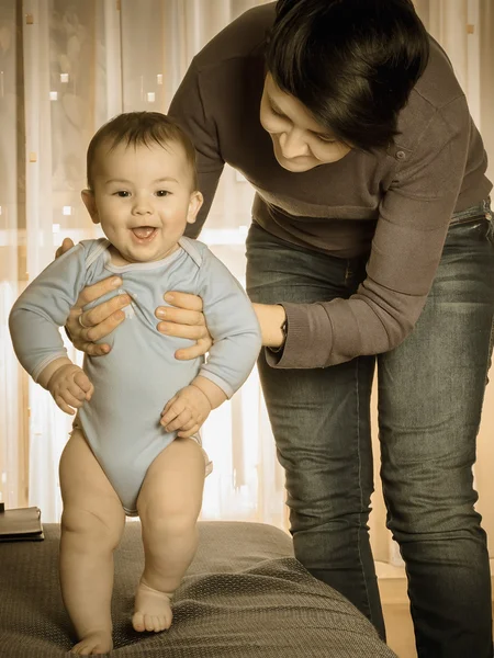 Caucasian mother teaching her baby boy to walk — Stock Photo, Image