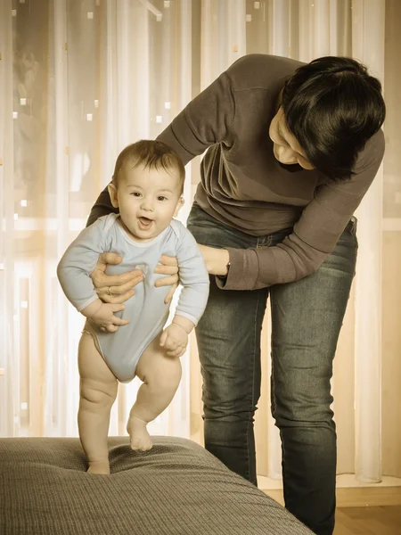 Caucasian mother teaching her baby boy to walk — Stock Photo, Image