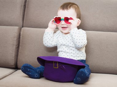 Evde koltukta oturan beyaz bebek çocuk renksizdir gözlük