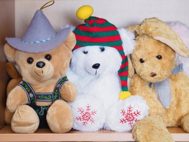 Yumuşak yumuşak hayvan oyuncaklar oynamak bir çocuk bekliyor 