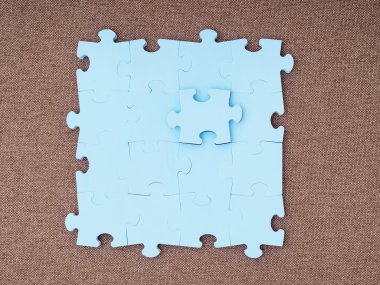 Kahverengi zemin üzerine mavi puzzle parçaları kavramı 