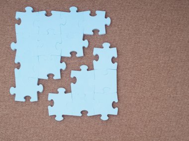 Kahverengi zemin üzerine mavi puzzle parçaları kavramı 