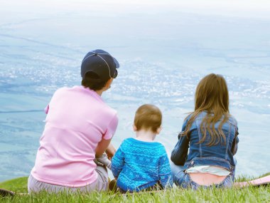 Aile annesi, kardeşi ve kız kardeşi doğada oturan birlikte portresi