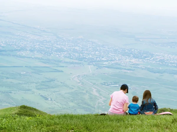 Portrait of family mother, brother and sister together sitting in nature — Stock Photo, Image