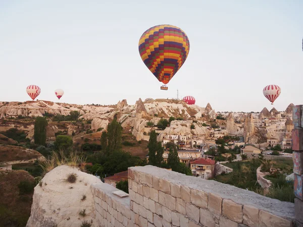 Luftballonger över landskapet på Cappadocia, Turkiet, Goreme — Stockfoto