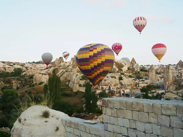 Luftballonger över landskapet på Cappadocia, Turkiet, Goreme — Stockfoto