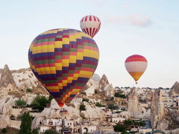 Luftballonger över landskapet på Cappadocia, Turkiet, Goreme — Stockfoto