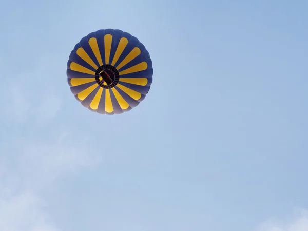 Hot air balloons over landscape at Cappadocia, Turkey — Stockfoto