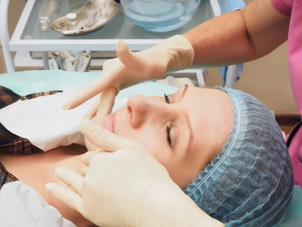 Procedura cosmetologica ringiovanimento, rivitalizzazione, nutrizione della pelle. Medico rendendo maschera di crema di bellezza . — Foto Stock
