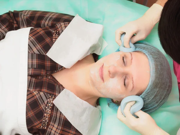 Kosmetologie Verfahren Verjüngung, Revitalisierung, Hauternährung. Arzt macht Maske aus Schönheitscreme. — Stockfoto