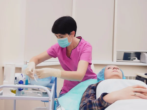 Cosmetologie procedure verjonging, revitalisatie, huid voeding. Dokter maken masker van schoonheid room. — Stockfoto