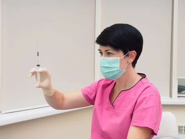 Médico con jeringa que se prepara para inyectarse — Foto de Stock