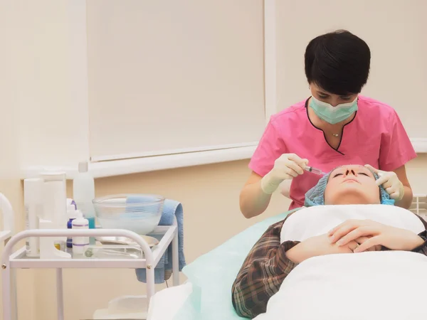 Procedimiento de cosmetología mesoterápica. Rejuvenecimiento revitalización, nutrición de la piel, reducción de arrugas. Médico haciendo microneedle inyectable . — Foto de Stock