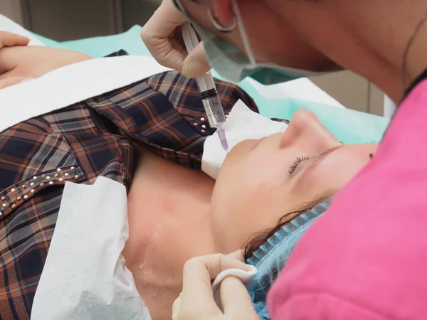 Kosmetologi förfarande mesoteraphy. Föryngring vitalisering, huden näring, skrynklas minskning. Läkare gör microneedle injektion. — Stockfoto