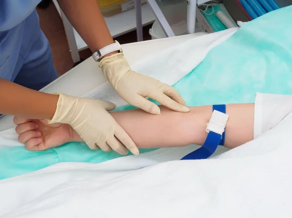 Medico che preleva sangue dal braccio della paziente per un esame — Foto Stock