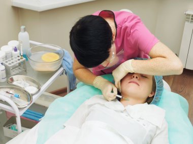 Kozmetik prosedür mesoteraphy. Gençleştirme yeniden canlandırılması, cilt beslenme, kırışıklık azaltma. Doktor yapma microneedle ekleme.