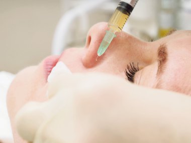Kozmetik prosedür mesoteraphy. Gençleştirme yeniden canlandırılması, cilt beslenme, kırışıklık azaltma. Doktor yapma microneedle ekleme.