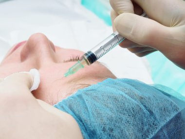 Kozmetik prosedür mesoteraphy. Gençleştirme yeniden canlandırılması, cilt beslenme, kırışıklık azaltma. Doktor yapma microneedle ekleme.