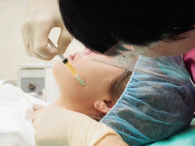 Kozmetik prosedür mesoteraphy. Gençleştirme yeniden canlandırılması, cilt beslenme, kırışıklık azaltma. Doktor yapma microneedle ekleme.