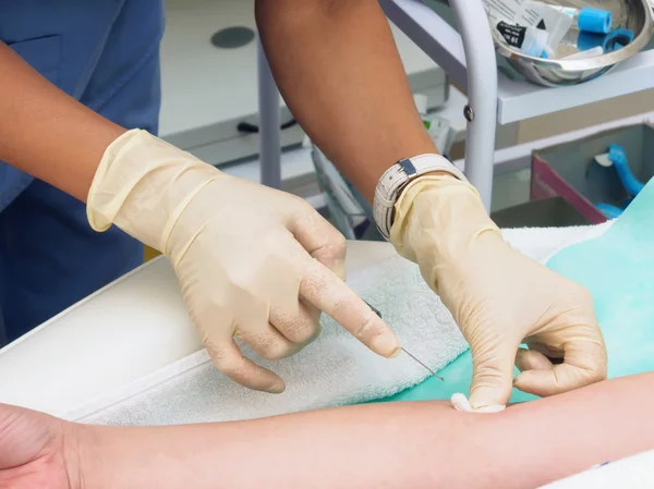 Medico che preleva sangue dal braccio della paziente per un esame — Foto Stock